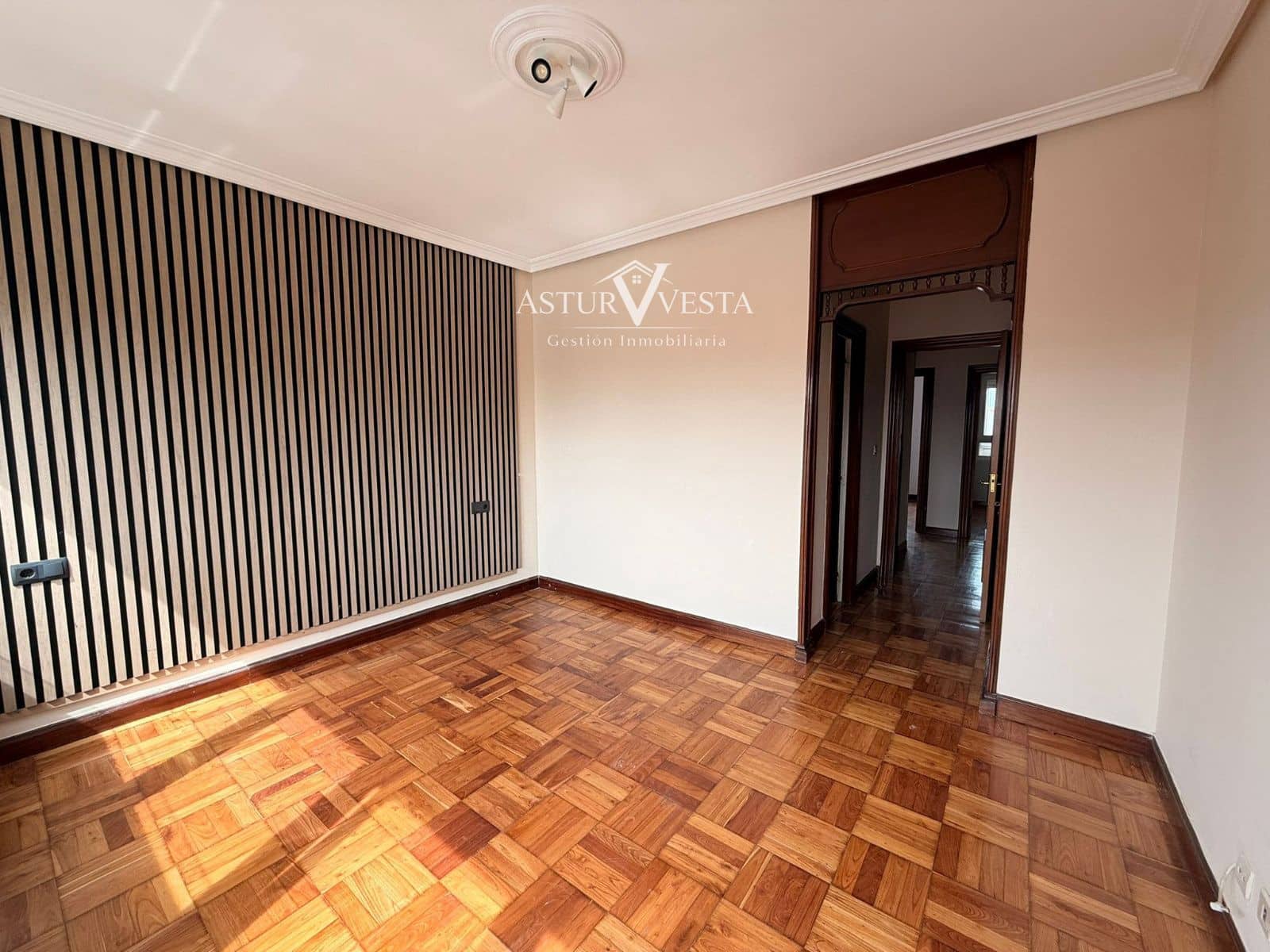 4 slaapkamer Flat te huur in Gijon met garage - € 1.320 (Ref: 9917613)