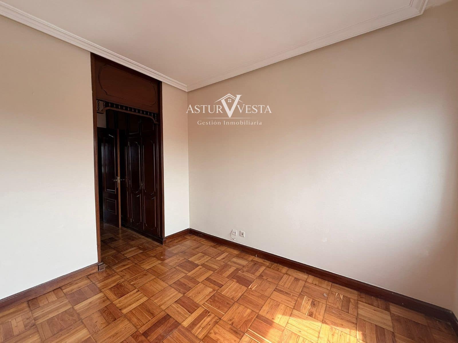 4 slaapkamer Flat te huur in Gijon met garage - € 1.320 (Ref: 9917613)