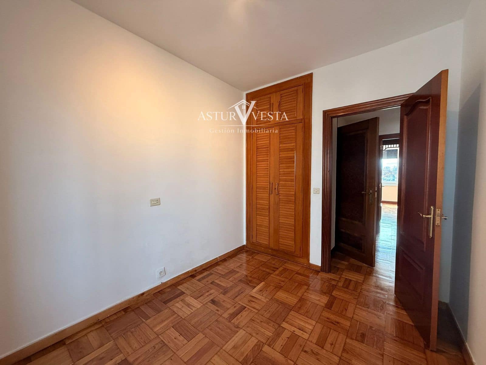 4 slaapkamer Flat te huur in Gijon met garage - € 1.320 (Ref: 9917613)