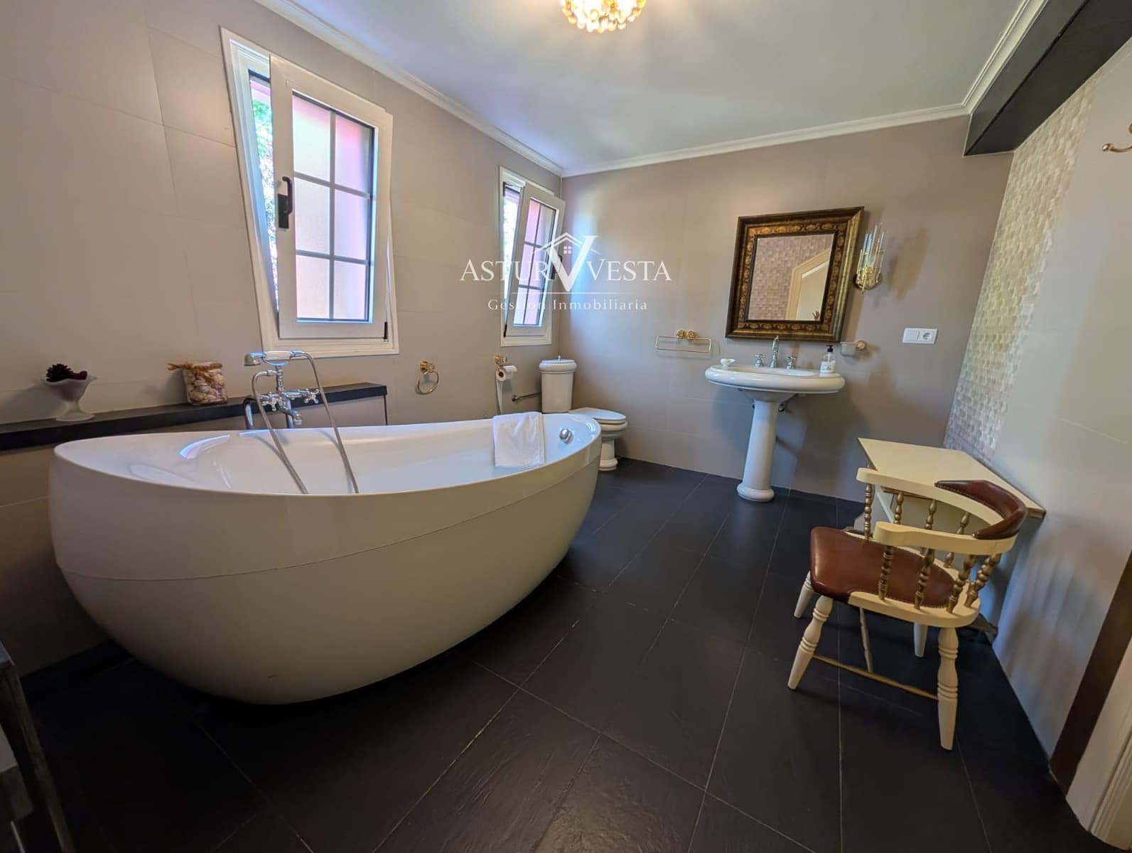 9 sovrum Villa till salu i Oviedo med garage - 1 300 000 € (Ref: 9983200)