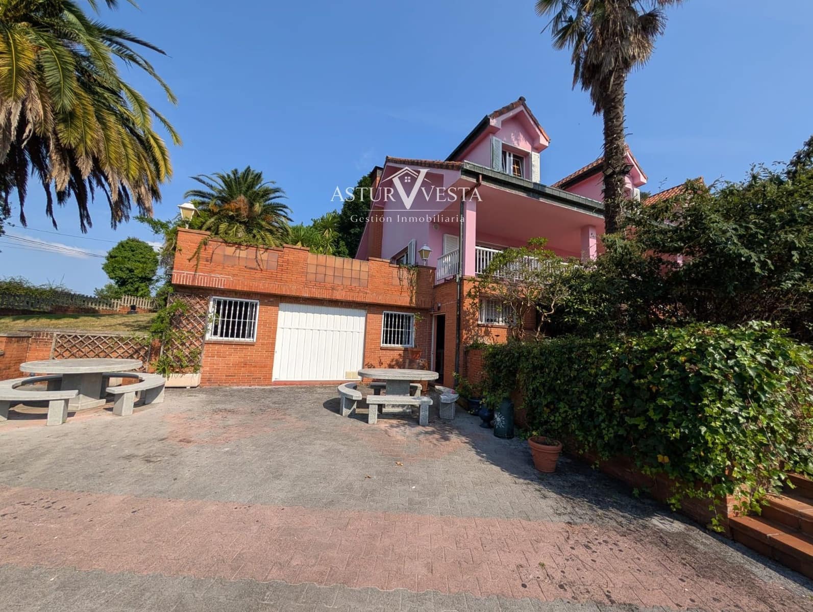 9 sovrum Villa till salu i Oviedo med garage - 1 300 000 € (Ref: 9983200)