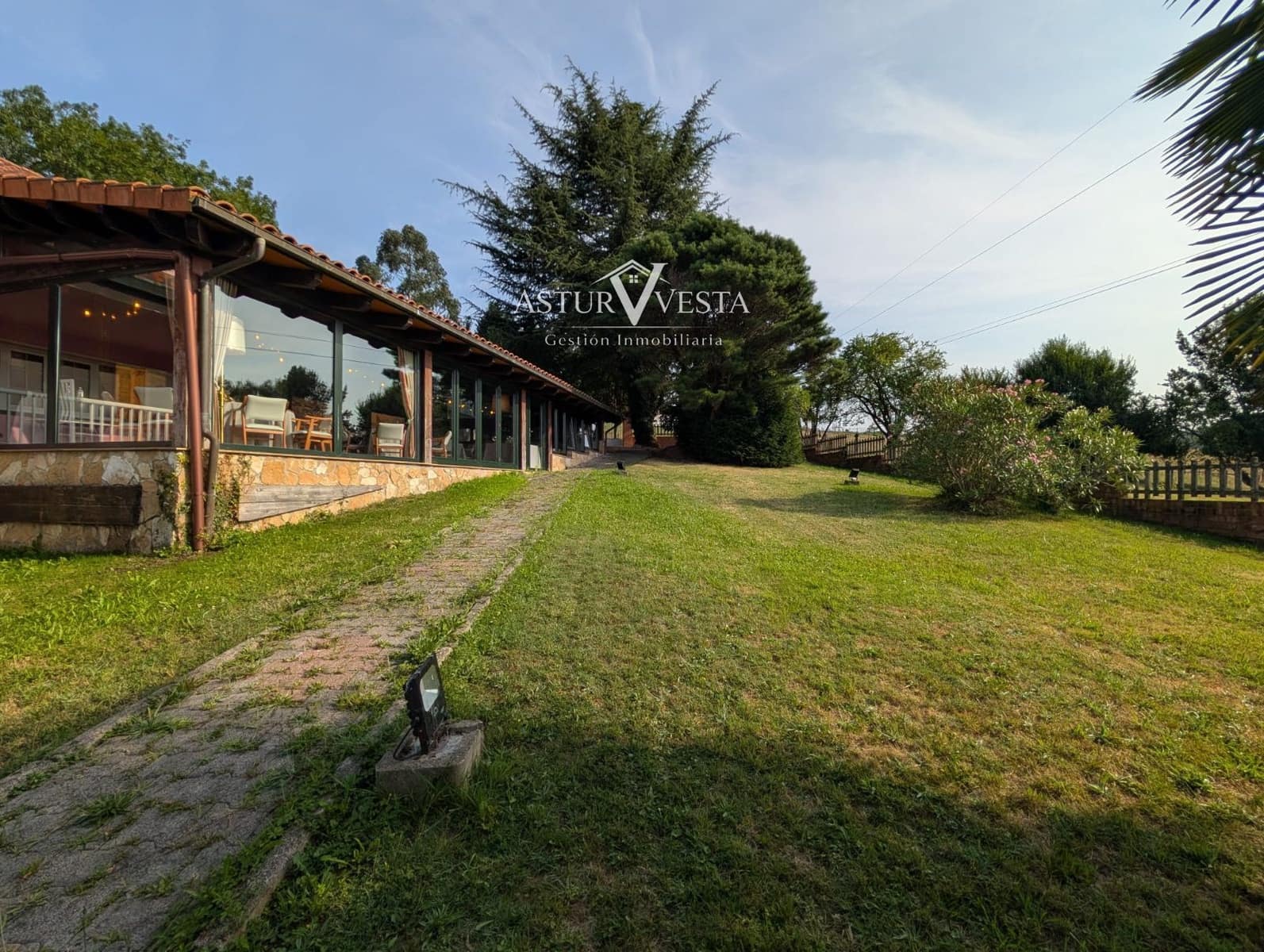 9 sovrum Villa till salu i Oviedo med garage - 1 300 000 € (Ref: 9983200)