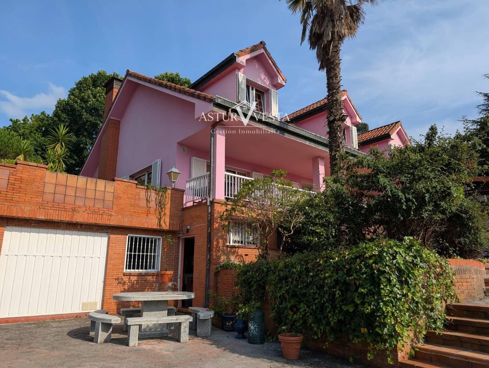 9 sovrum Villa till salu i Oviedo med garage - 1 300 000 € (Ref: 9983200)