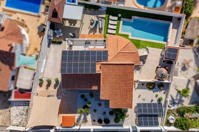 4 makuuhuone Huvila myytävänä paikassa Calpe / Calp mukana uima-altaan 
autotalli - 850 000 € (Ref: 9752600)