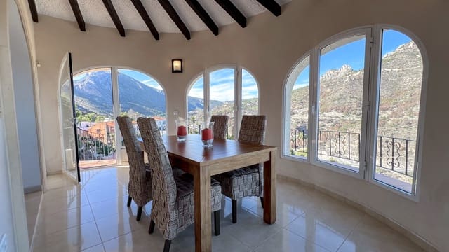 3 makuuhuone Huvila myytävänä paikassa Calpe / Calp mukana uima-altaan 
autotalli - 478 000 € (Ref: 9753545)