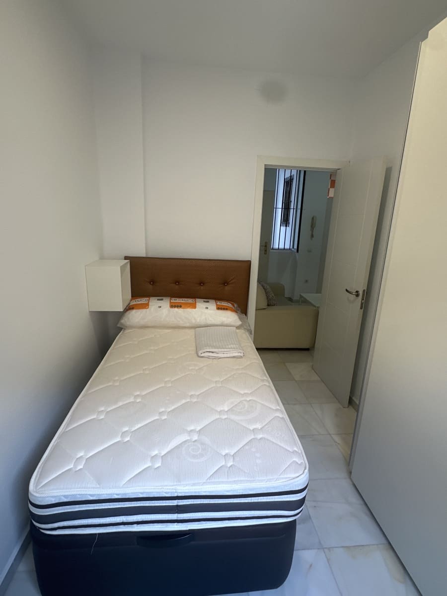 2 soveværelse Lejlighed til leje i Sevilla by - € 850 (Ref: 9815190)
