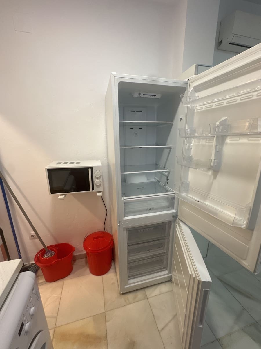 2 soveværelse Lejlighed til leje i Sevilla by - € 850 (Ref: 9815190)
