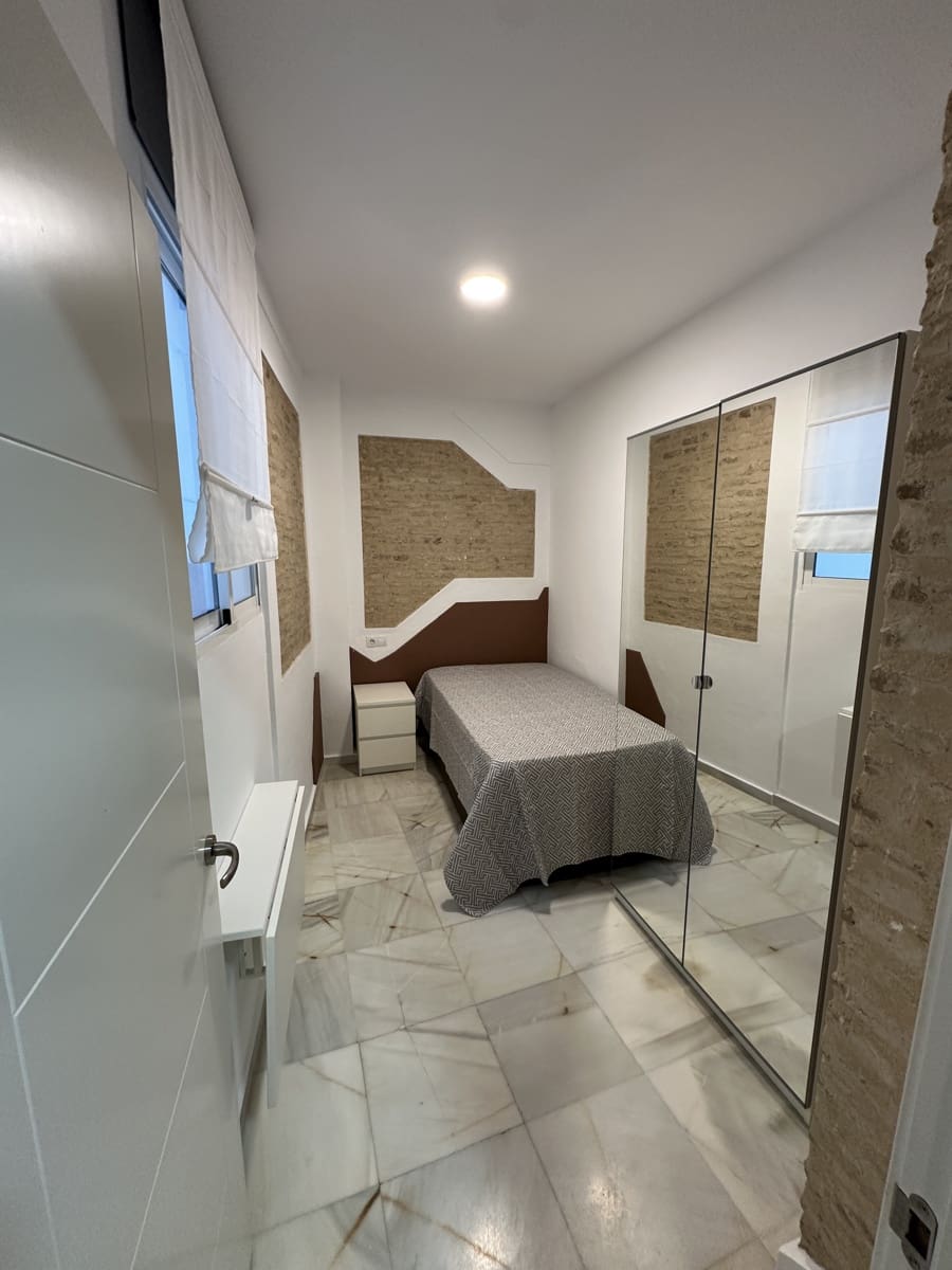 2 slaapkamer Appartement te huur in Sevilla stad - € 950 (Ref: 9826687)