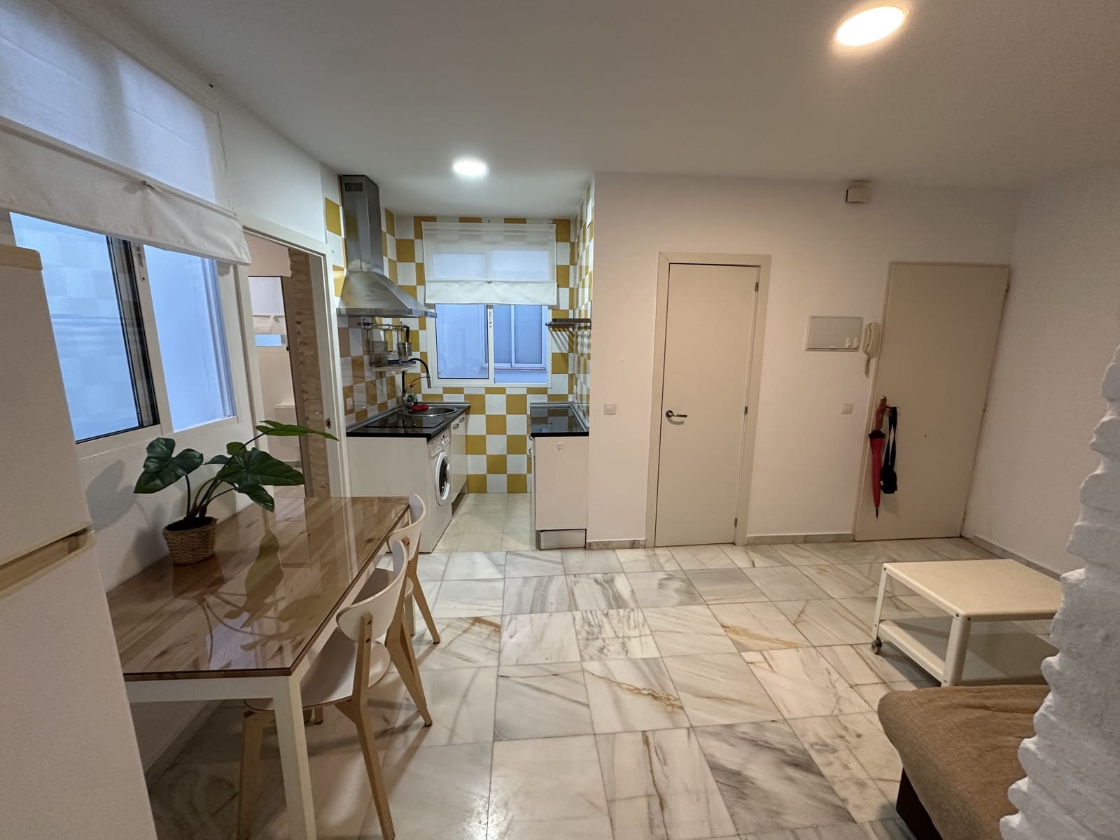 2 slaapkamer Appartement te huur in Sevilla stad - € 950 (Ref: 9826687)