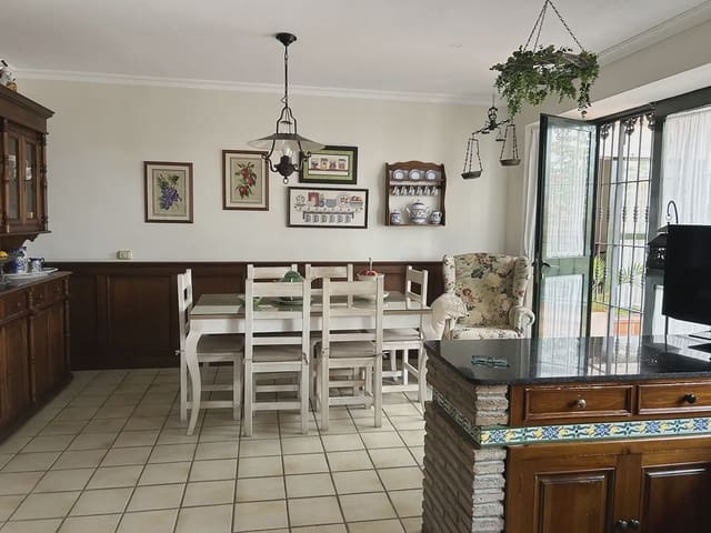Chalet de 5 habitaciones en Algeciras en venta con piscina garaje - 380.000 € (Ref: 9977747)
