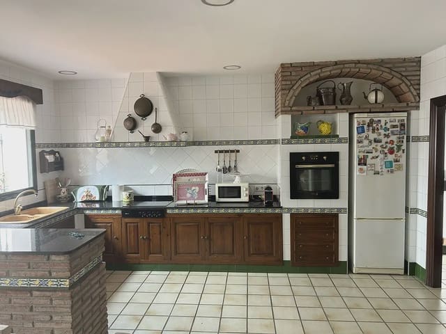 Chalet de 5 habitaciones en Algeciras en venta con piscina garaje - 380.000 € (Ref: 9977747)