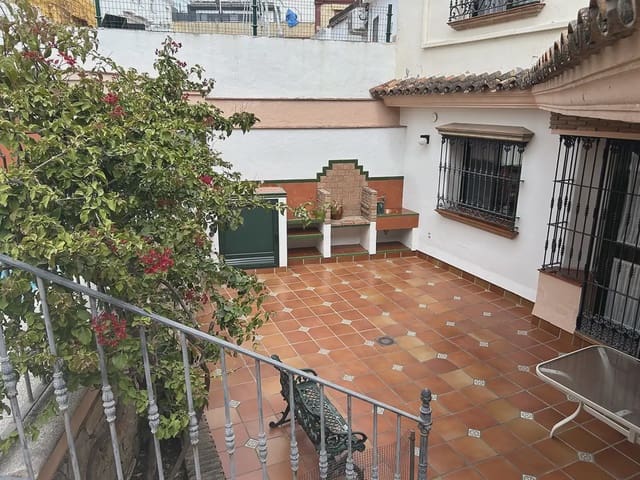 Chalet de 5 habitaciones en Algeciras en venta con piscina garaje - 380.000 € (Ref: 9977747)