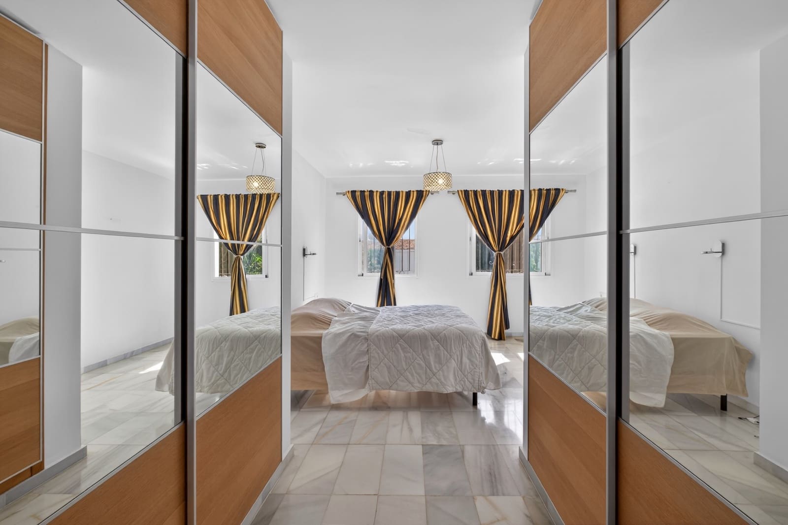 3 soveværelse Rækkehus til salg i Mijas Costa med swimmingpool garage - € 459.000 (Ref: 9758227)