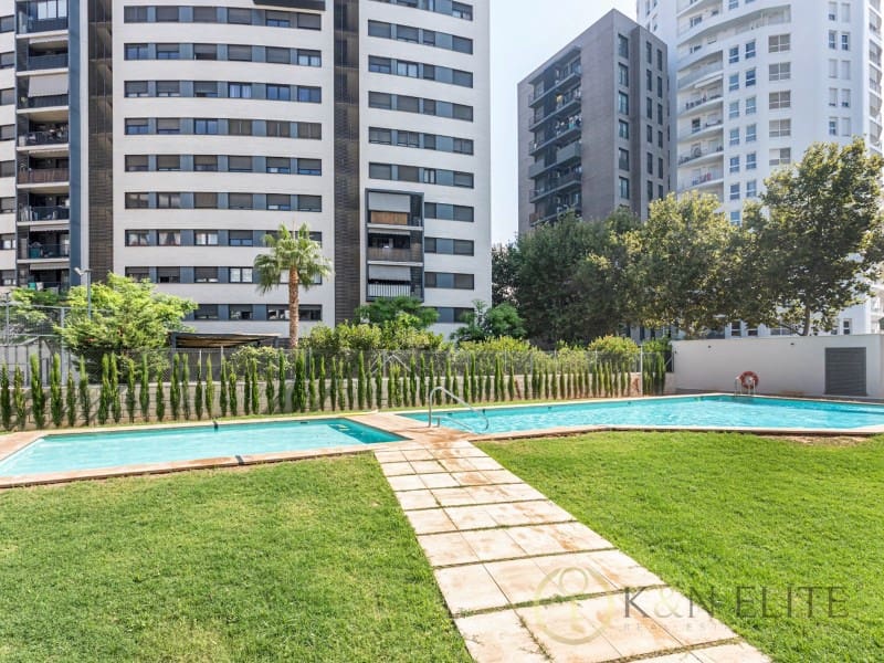 2 bedroom Flat for sale in Valencia city with pool garage - € 430,000 (Ref: 10109398)
