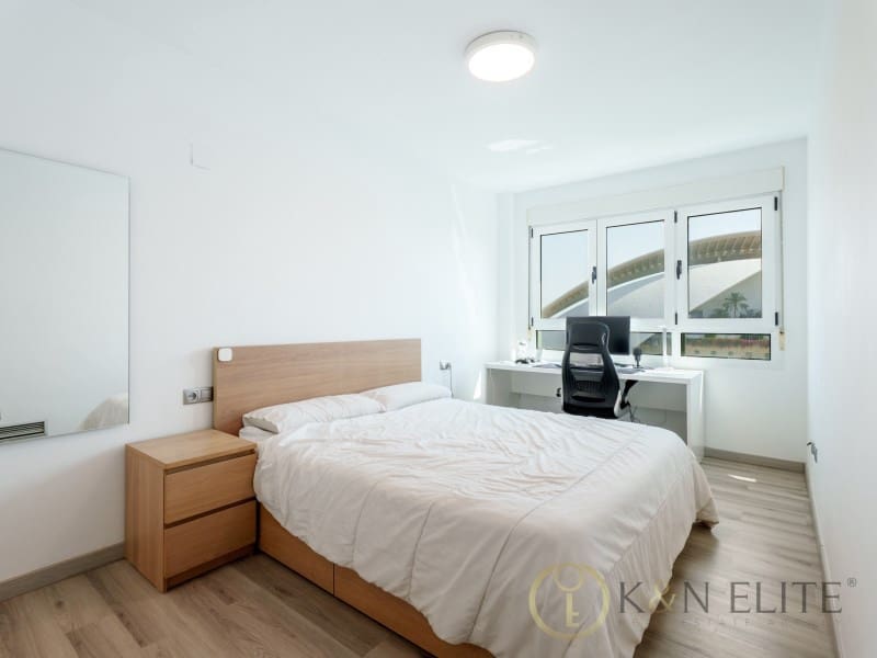 3 bedroom Flat for sale in Valencia city with pool - € 730,000 (Ref: 9784780)