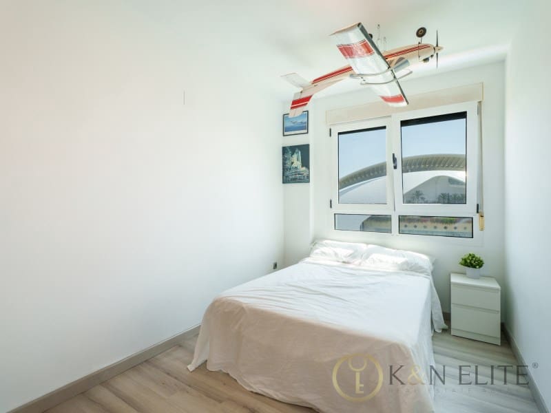 3 bedroom Flat for sale in Valencia city with pool - € 730,000 (Ref: 9784780)