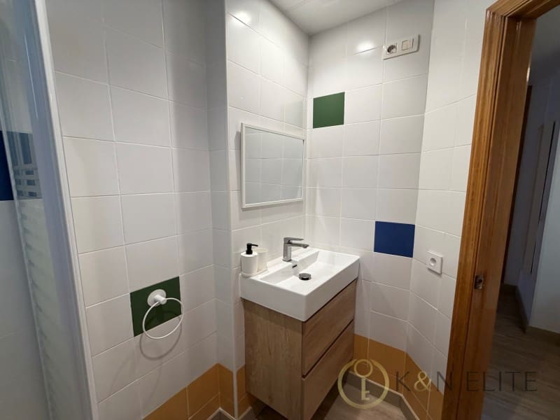 Flat for rent in Valencia city - € 1,150 (Ref: 9921949)