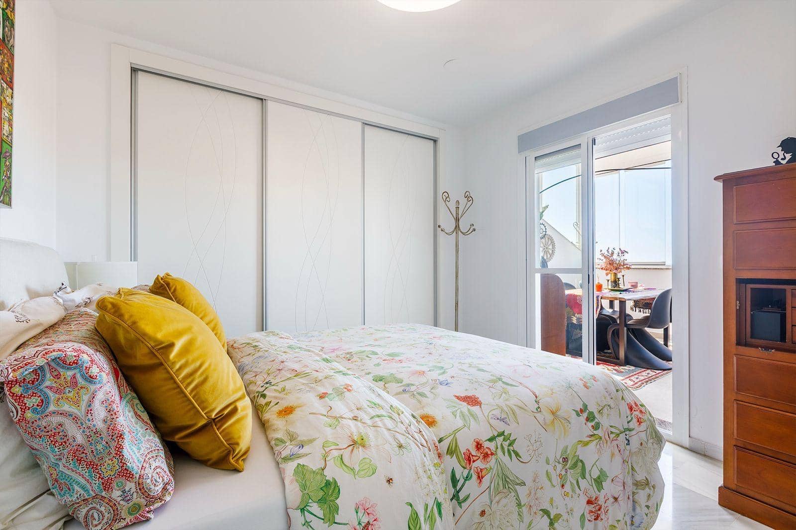 2 bedroom Penthouse for rent in Torre del Mar with pool garage - € 2,550 (Ref: 9765320)