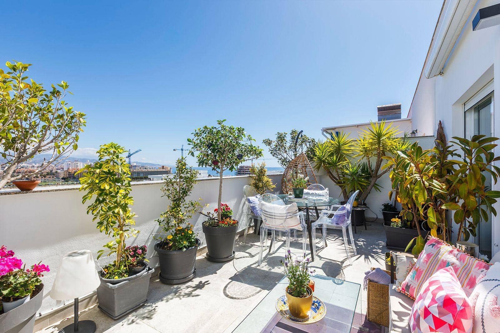 2 bedroom Penthouse for rent in Torre del Mar with pool garage - € 2,550 (Ref: 9765320)