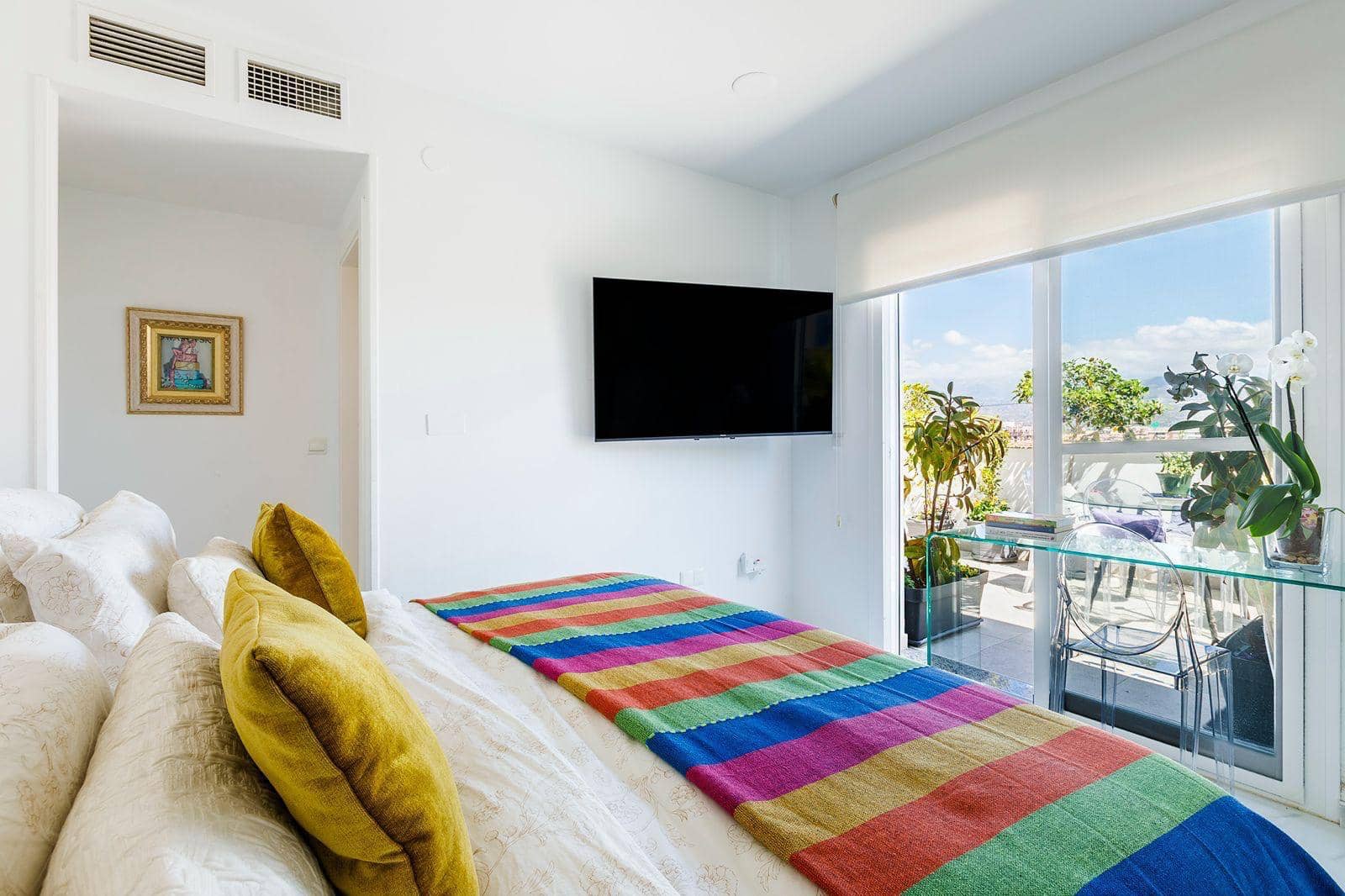 2 bedroom Penthouse for rent in Torre del Mar with pool garage - € 2,550 (Ref: 9765320)