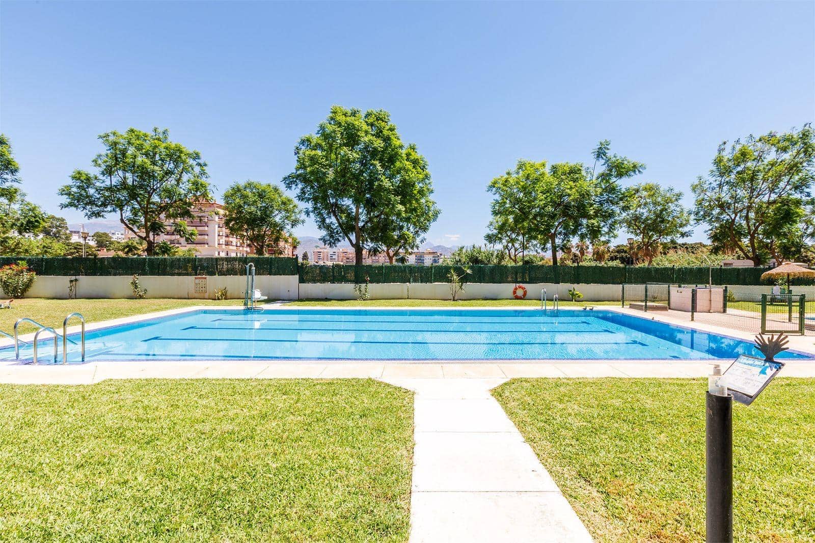 2 bedroom Penthouse for rent in Torre del Mar with pool garage - € 2,550 (Ref: 9765320)