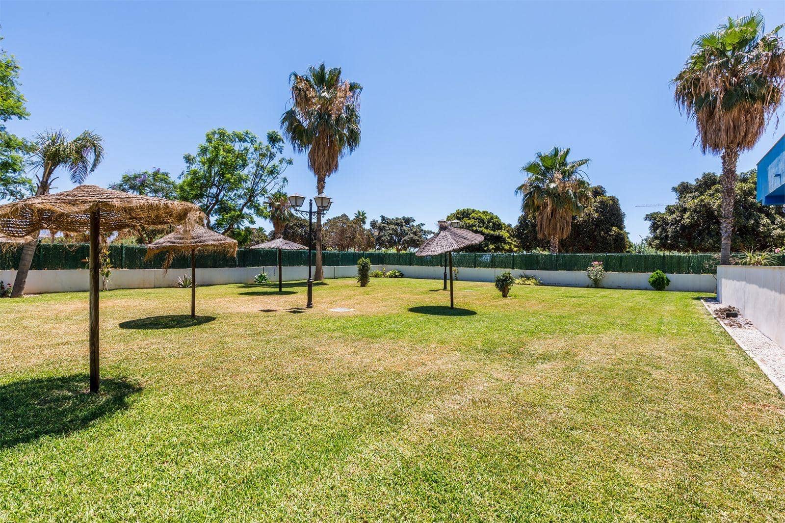 2 bedroom Penthouse for rent in Torre del Mar with pool garage - € 2,550 (Ref: 9765320)