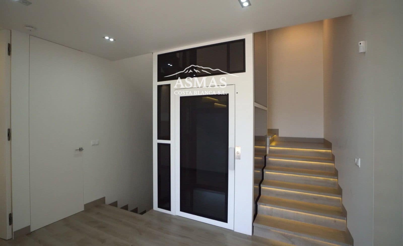 6 bedroom Villa for sale in El Campello with pool - € 2,650,000 (Ref: 9816592)