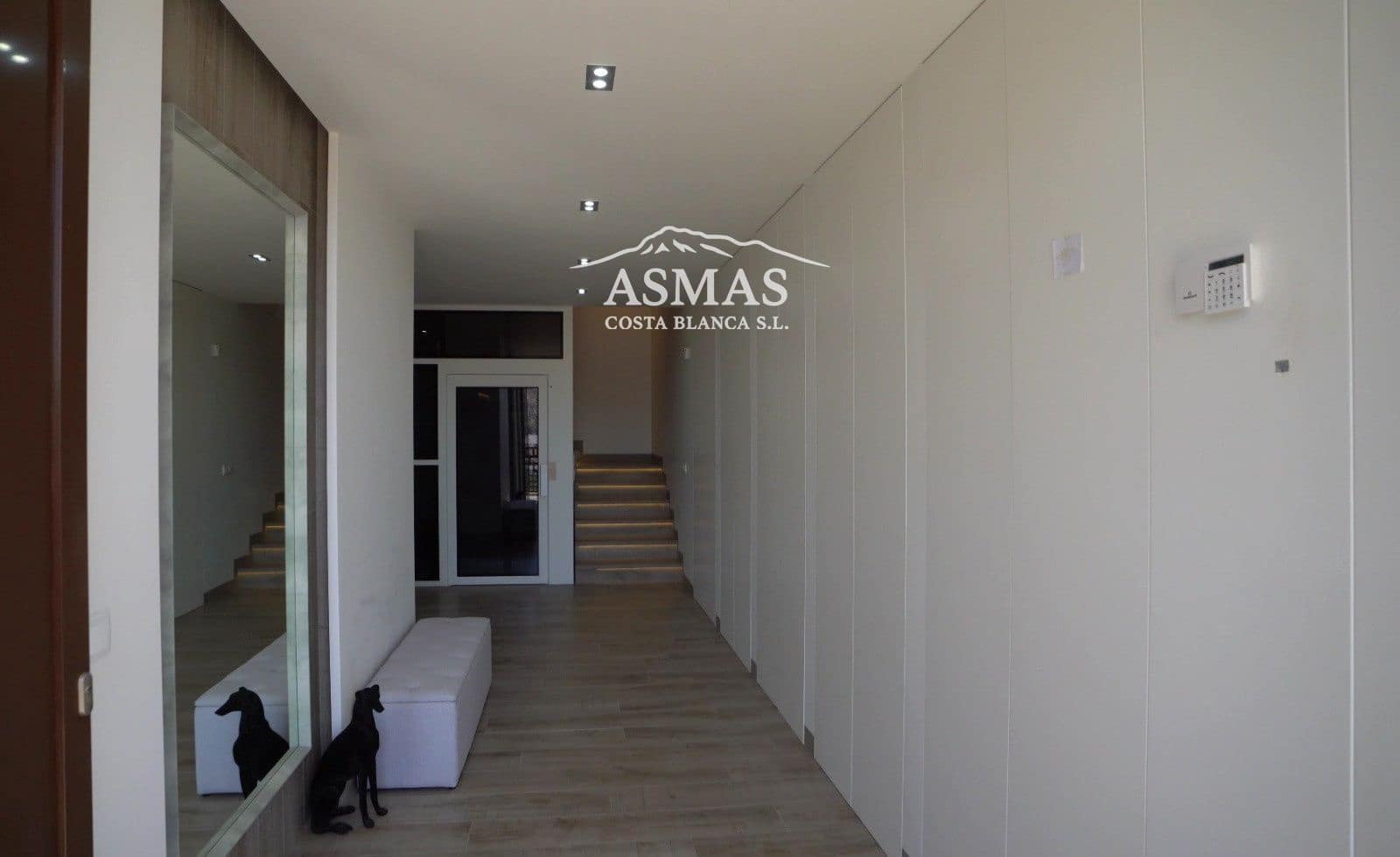 6 bedroom Villa for sale in El Campello with pool - € 2,650,000 (Ref: 9816592)