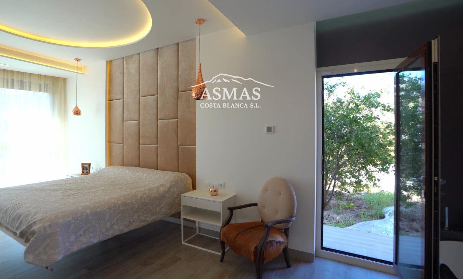6 bedroom Villa for sale in El Campello with pool - € 2,650,000 (Ref: 9816592)