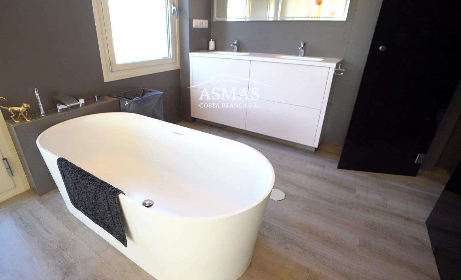 6 bedroom Villa for sale in El Campello with pool - € 2,650,000 (Ref: 9816592)