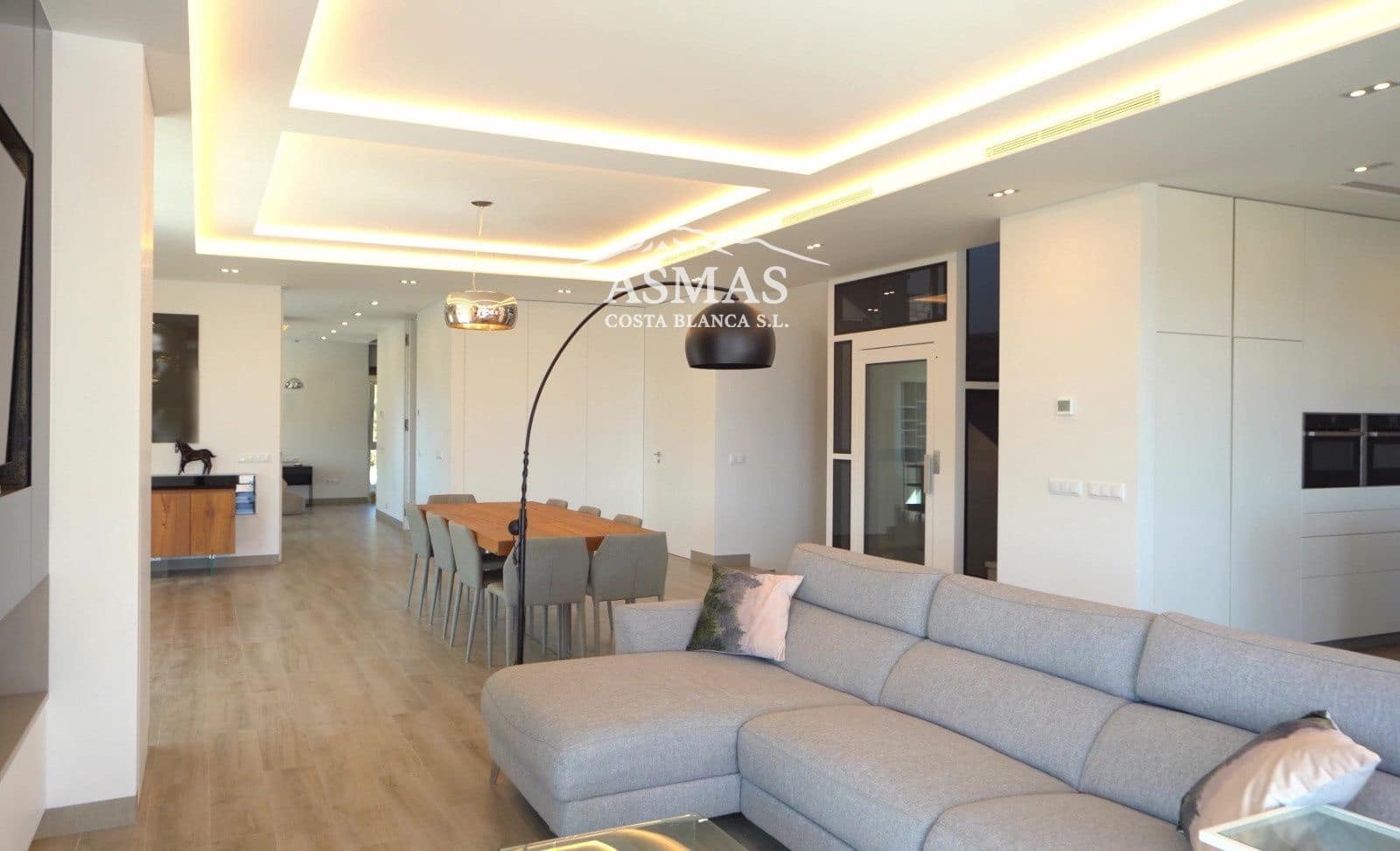 6 bedroom Villa for sale in El Campello with pool - € 2,650,000 (Ref: 9816592)