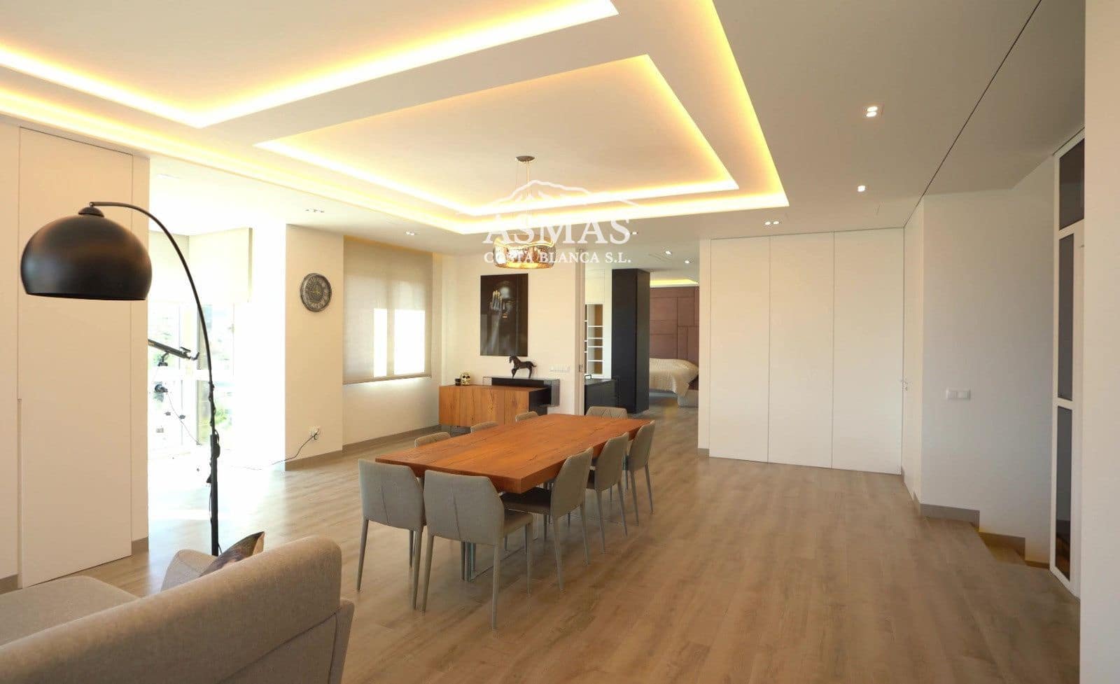 6 bedroom Villa for sale in El Campello with pool - € 2,650,000 (Ref: 9816592)
