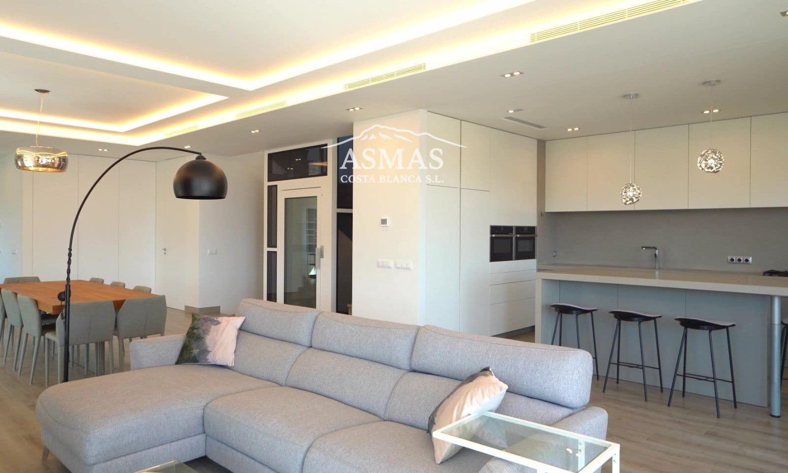 6 bedroom Villa for sale in El Campello with pool - € 2,650,000 (Ref: 9816592)