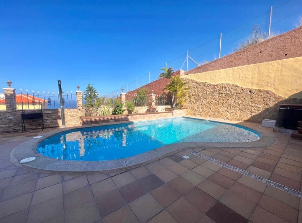 4 chambre Villa/Maison Mitoyenne à vendre à Costa Adeje avec piscine garage - 895 000 € (Ref: 9802711)