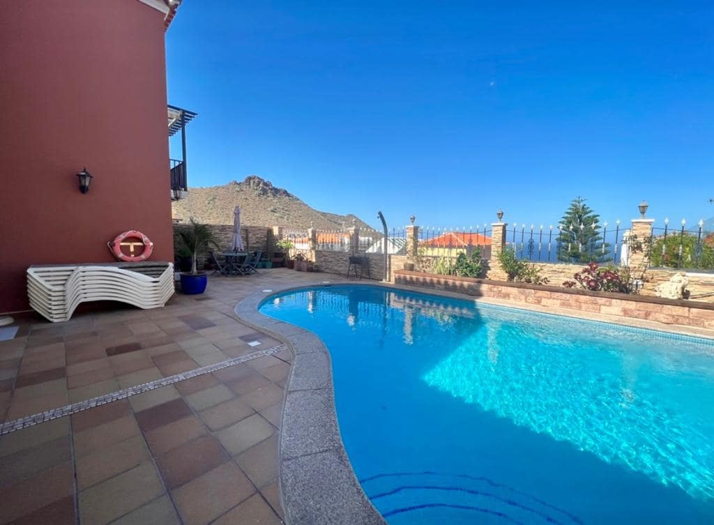 4 chambre Villa/Maison Mitoyenne à vendre à Costa Adeje avec piscine garage - 895 000 € (Ref: 9802711)
