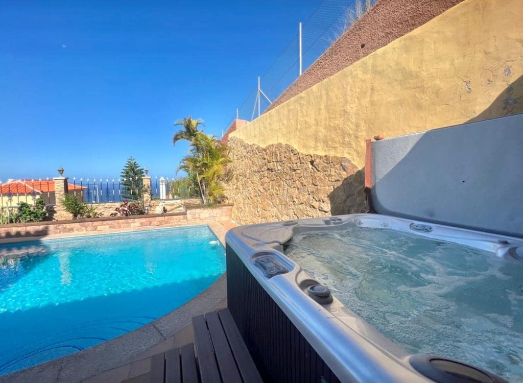4 chambre Villa/Maison Mitoyenne à vendre à Costa Adeje avec piscine garage - 895 000 € (Ref: 9802711)