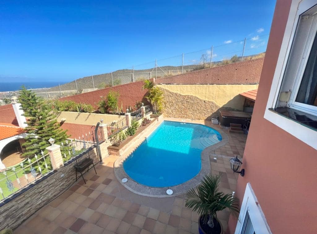 4 chambre Villa/Maison Mitoyenne à vendre à Costa Adeje avec piscine garage - 895 000 € (Ref: 9802711)