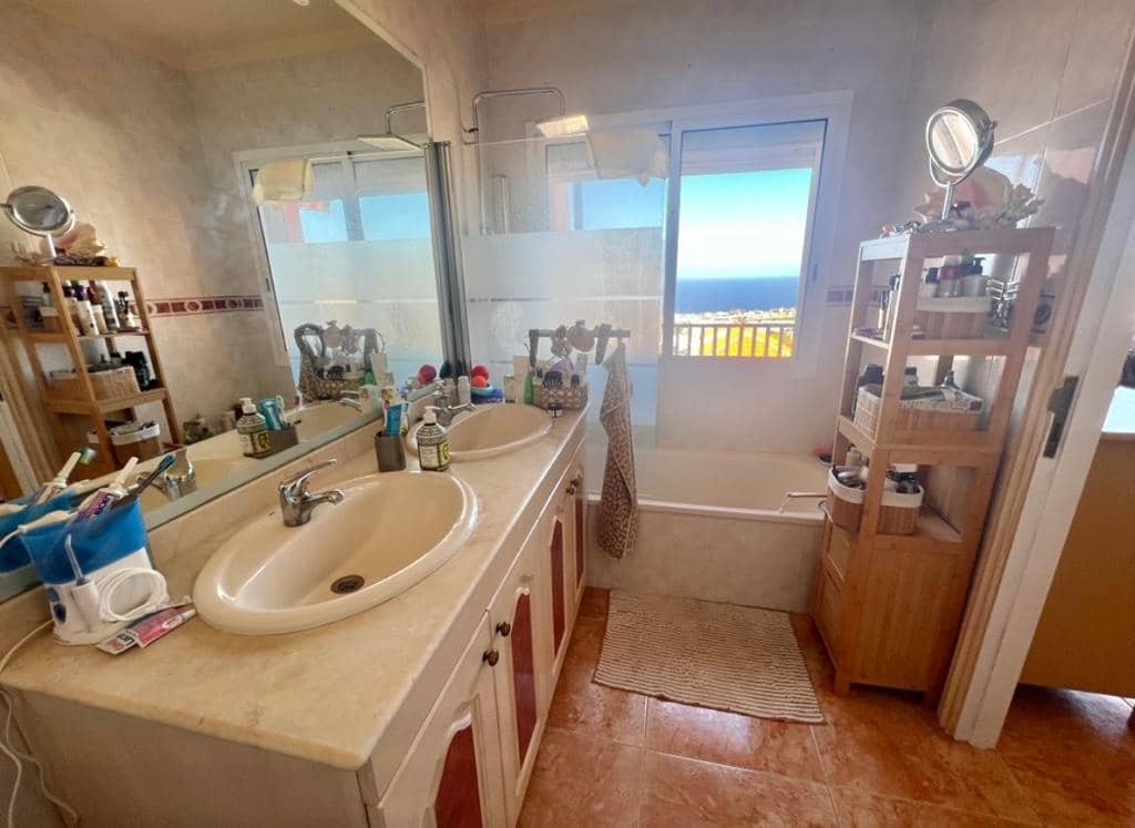 4 chambre Villa/Maison Mitoyenne à vendre à Costa Adeje avec piscine garage - 895 000 € (Ref: 9802711)