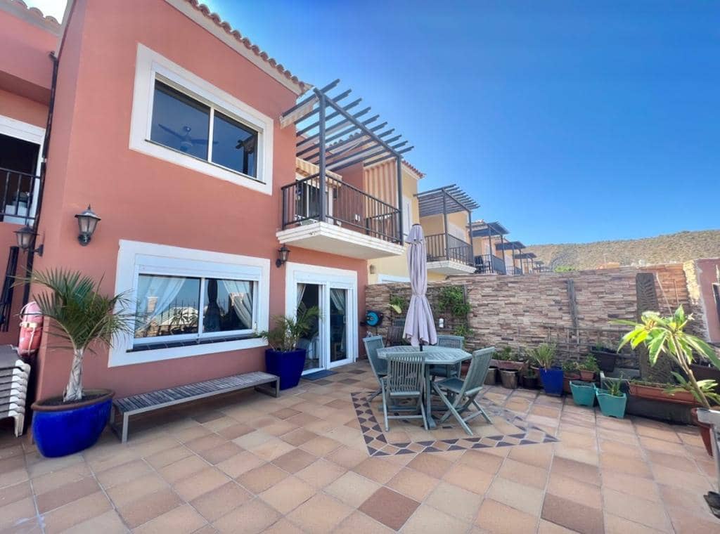 4 chambre Villa/Maison Mitoyenne à vendre à Costa Adeje avec piscine garage - 895 000 € (Ref: 9802711)