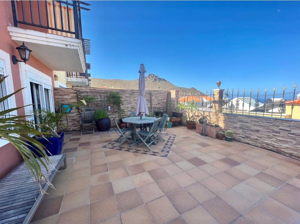 4 chambre Villa/Maison Mitoyenne à vendre à Costa Adeje avec piscine garage - 895 000 € (Ref: 9802711)