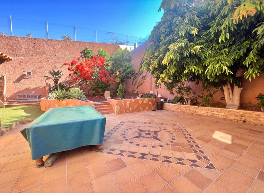 4 chambre Villa/Maison Mitoyenne à vendre à Costa Adeje avec piscine garage - 895 000 € (Ref: 9802711)