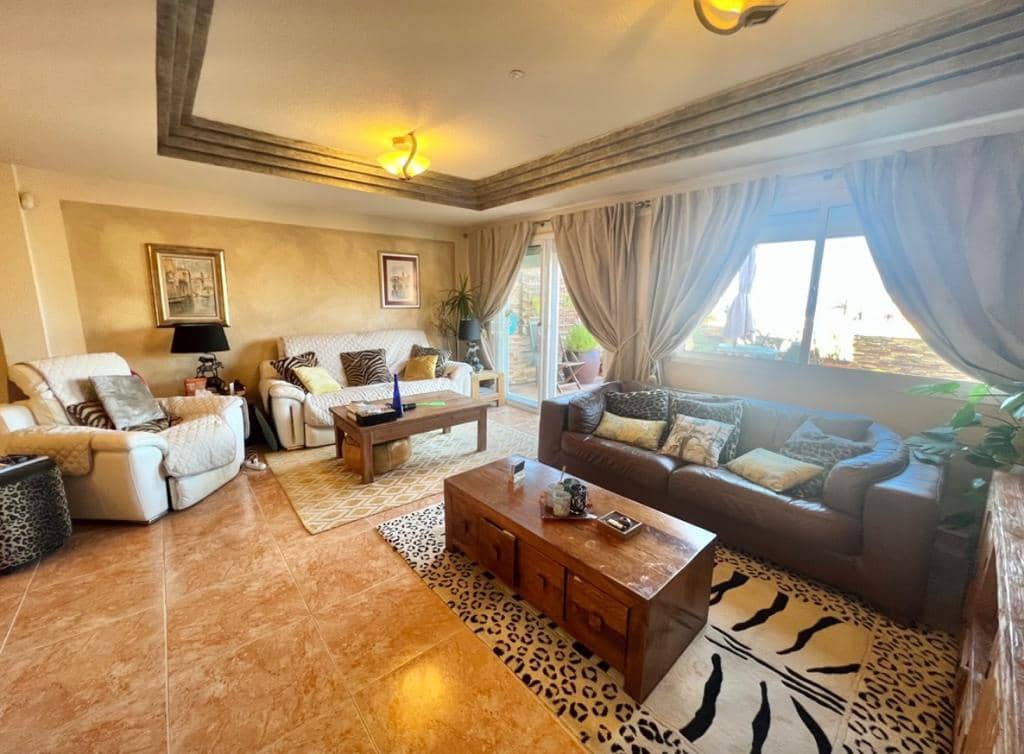 4 chambre Villa/Maison Mitoyenne à vendre à Costa Adeje avec piscine garage - 895 000 € (Ref: 9802711)