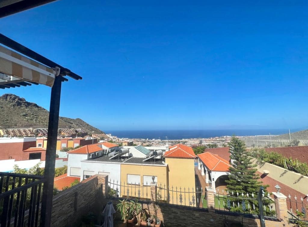 4 chambre Villa/Maison Mitoyenne à vendre à Costa Adeje avec piscine garage - 895 000 € (Ref: 9802711)