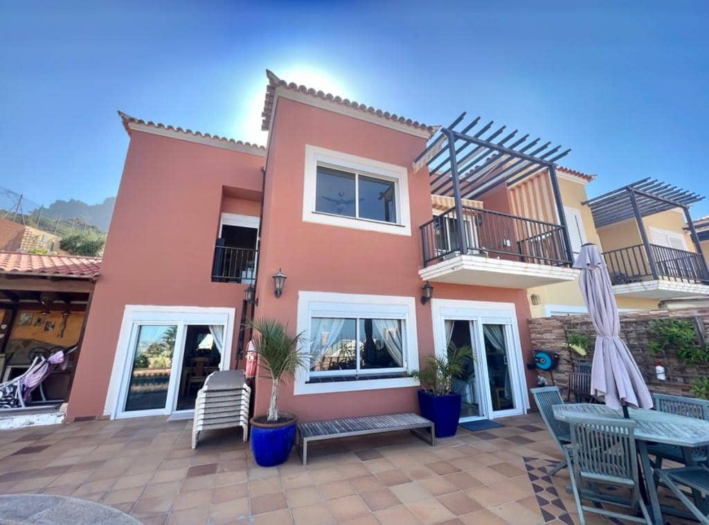 4 chambre Villa/Maison Mitoyenne à vendre à Costa Adeje avec piscine garage - 895 000 € (Ref: 9802711)