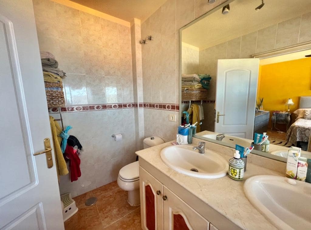 4 chambre Villa/Maison Mitoyenne à vendre à Costa Adeje avec piscine garage - 895 000 € (Ref: 9802711)