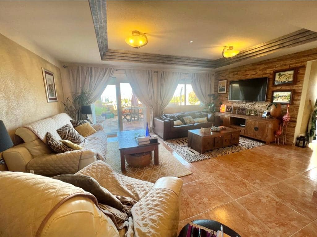 4 chambre Villa/Maison Mitoyenne à vendre à Costa Adeje avec piscine garage - 895 000 € (Ref: 9802711)