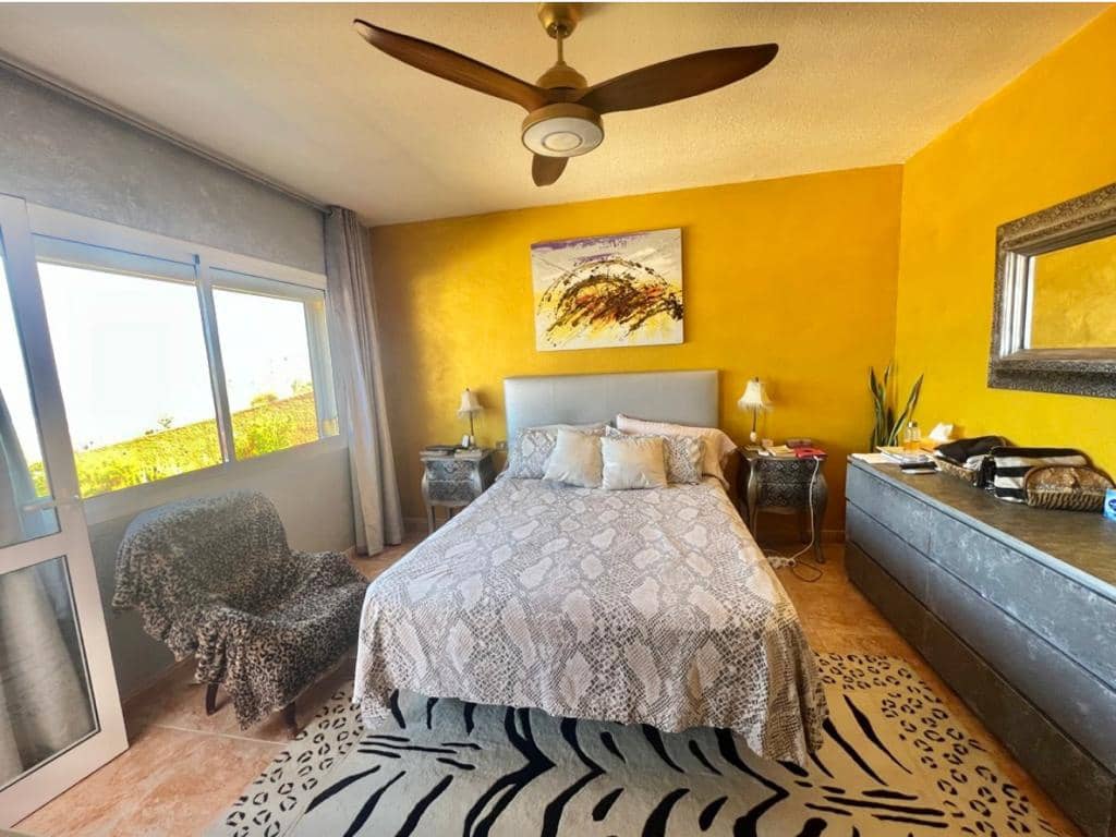 4 chambre Villa/Maison Mitoyenne à vendre à Costa Adeje avec piscine garage - 895 000 € (Ref: 9802711)