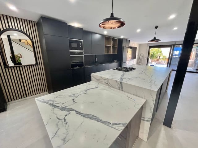 3 soveværelse Rækkehus til salg i Casco Urbano, Adeje med garage - € 665.000 (Ref: 9802882)