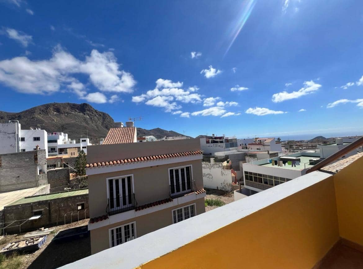 Adosado de 3 habitaciones en Arona en venta con garaje - 290.000 € (Ref: 9805524)