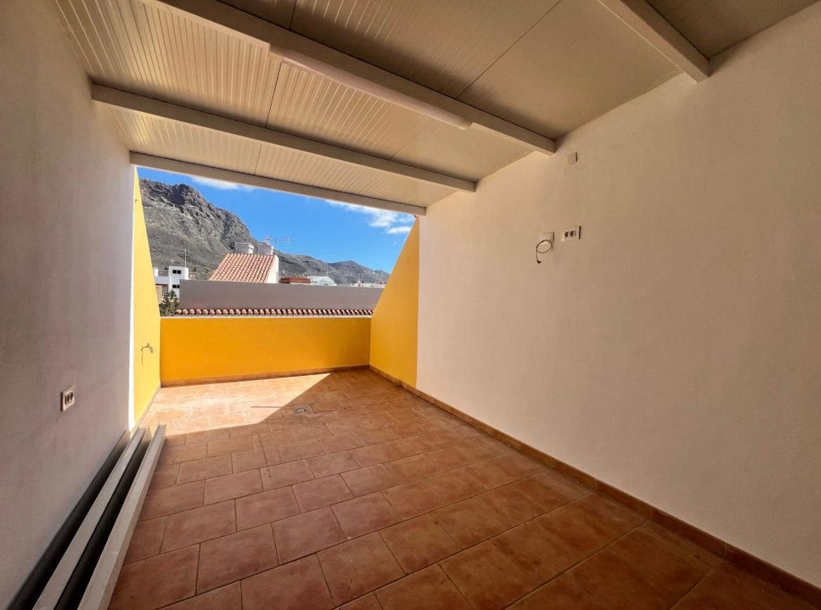 Adosado de 3 habitaciones en Arona en venta con garaje - 290.000 € (Ref: 9805524)